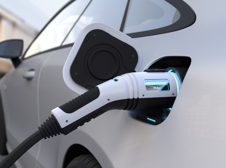 Un'auto elettrica durante la ricarica - fonte Freepik - mobilitasostenibile.it