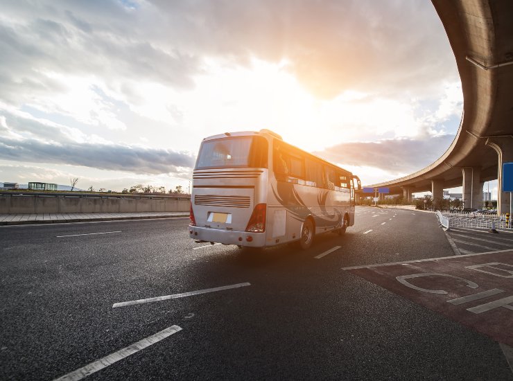 Arriva il primo bus a idrogeno - fonte Freepik - mobilitasostenibile.it