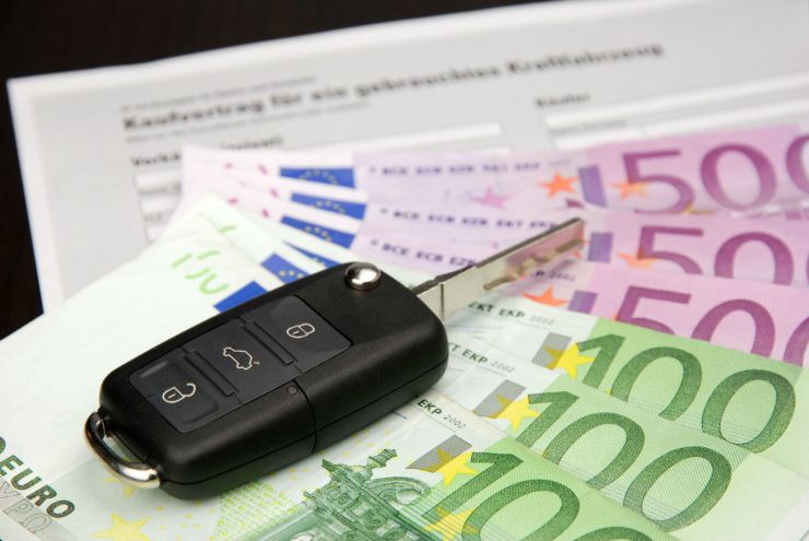 Chiavi auto, banconote euro e passaggio di proprietà