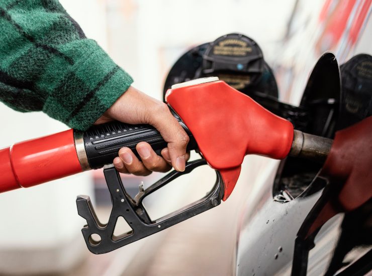 Aumenta anche il costo della benzina - fonte Freepik - mobilitasostenibile.it