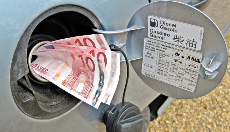 Banconote da 10€ infilate nella bocchetta carburante auto