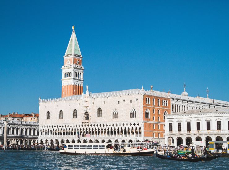 Auto a idrogeno a Venezia - fonte Freepik - mobilitasostenibile.it