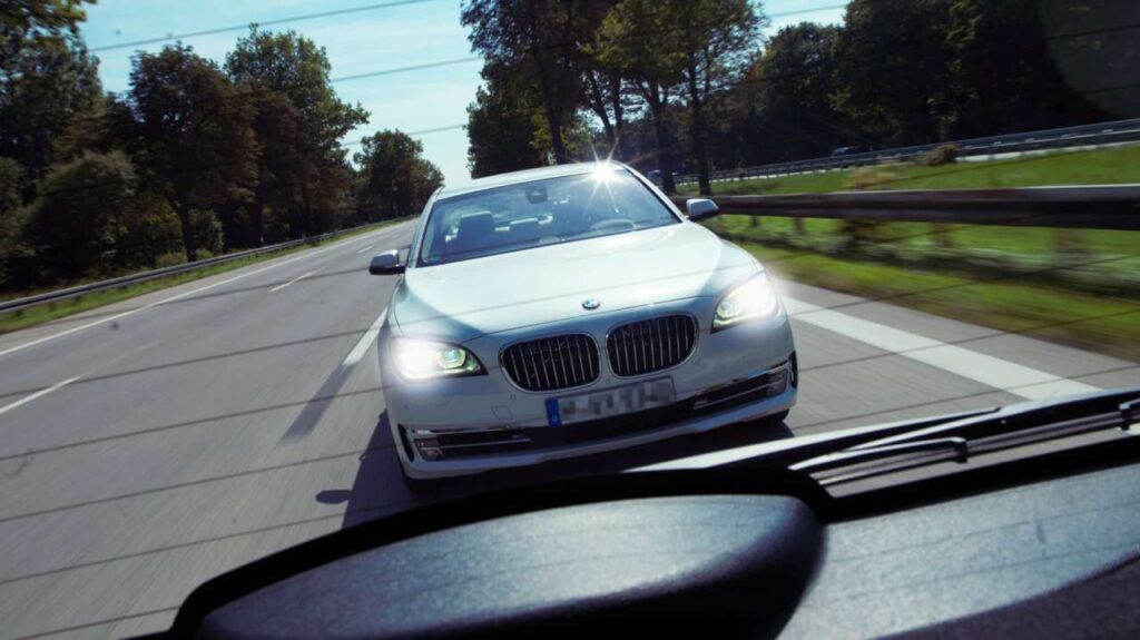 Auto che guida attaccata dietro