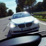 Auto che guida attaccata dietro