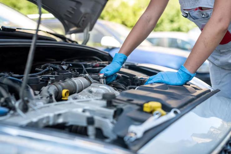 Meccanico donna che aggiusta un'auto