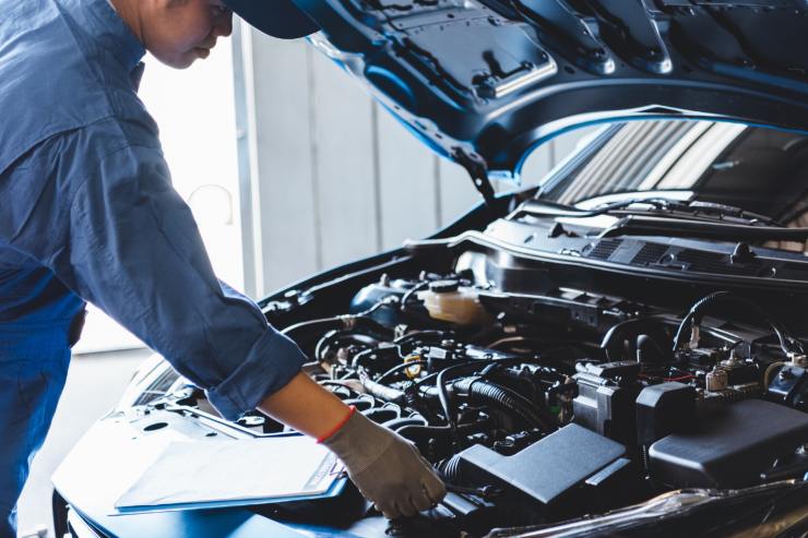 Meccanico che controlla un'auto