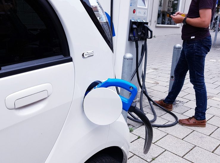 Auto elettrica, che cosa dicono gli italiani - fonte Pixabay - mobilitasostenibile.it