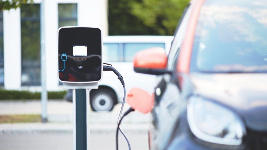 Auto elettrica e autoscuola - fonte Pixabay - mobilitasostenibile.it