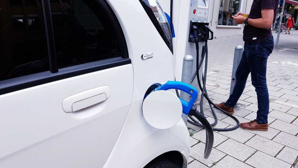 Auto elettrica - fonte Pixabay - mobilitasostenibile.it