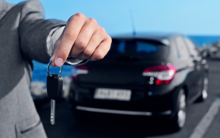 Uomo che pone le chiavi della sua auto