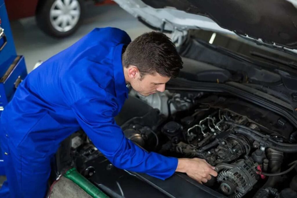 Meccanico che aggiusta un'auto