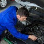Meccanico che aggiusta un'auto