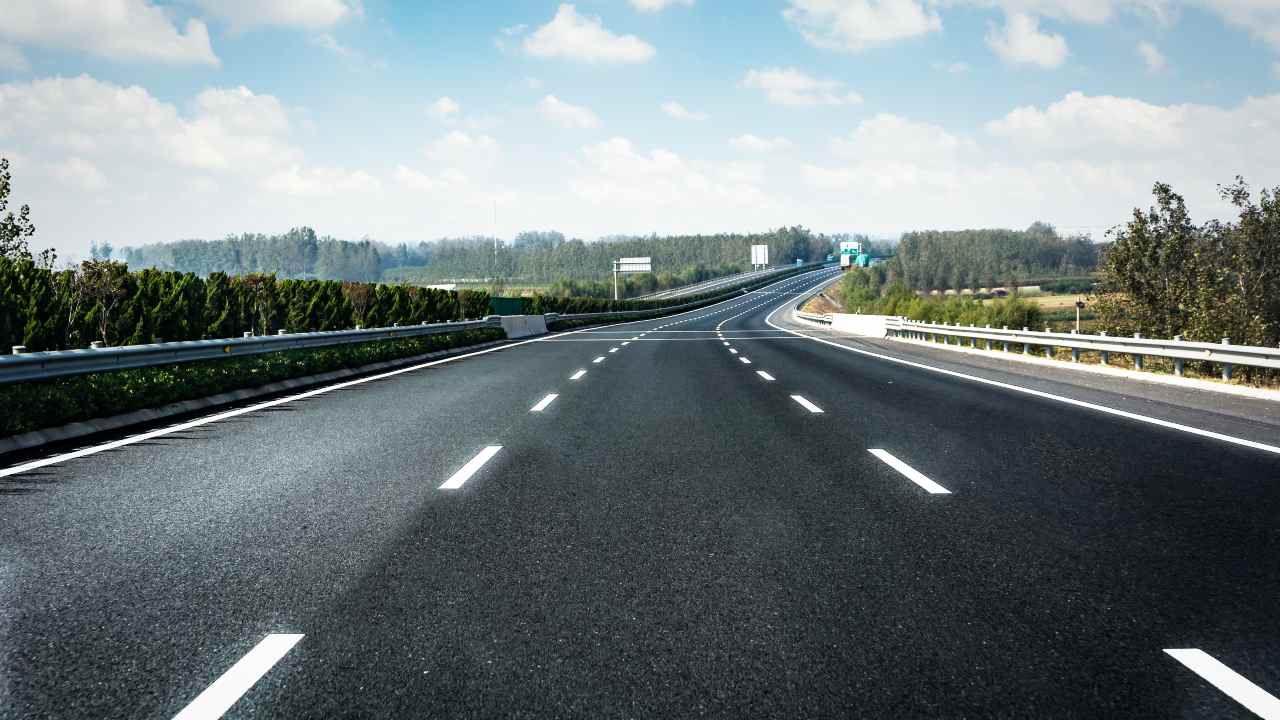 Autostrada - fonte Freepik - mobilitasostenibile.it