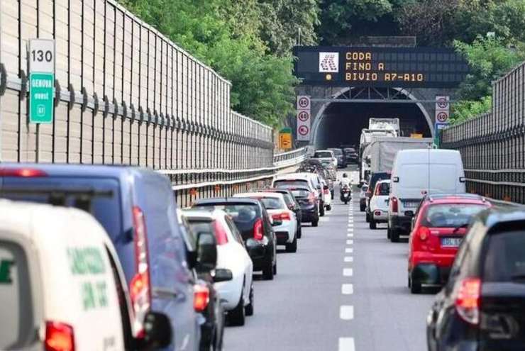 Auto e moto in autostrada