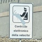 Cartello autovelox "controllo elettronico della velocità" imbrattato con la vernice