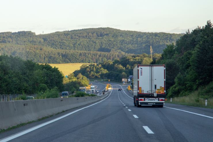 Autostrada, camion e auto