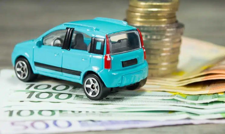 Macchina giocattolo, banconote euro e monete