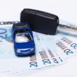 Illustrazione banconote euro, macchina in miniatura e chiavi auto