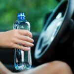 Bottiglietta d'acqua alla guida