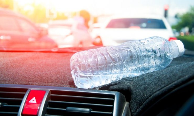 Bottiglietta d'acqua in auto