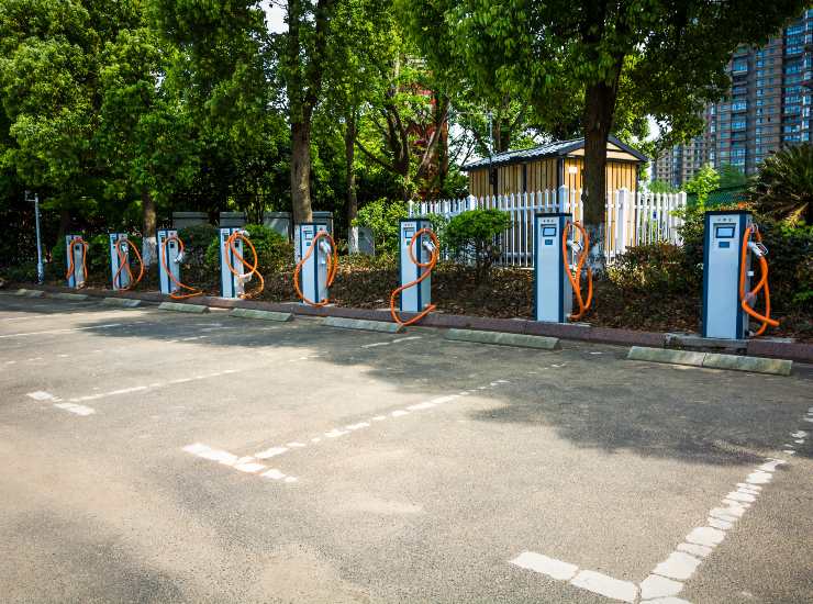 Byd punta tutto sulle coloninne elettriche - fonte Freepik - mobilitasostenibile.it