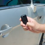 Conducente fuori dal veicolo con le chiavi in mano