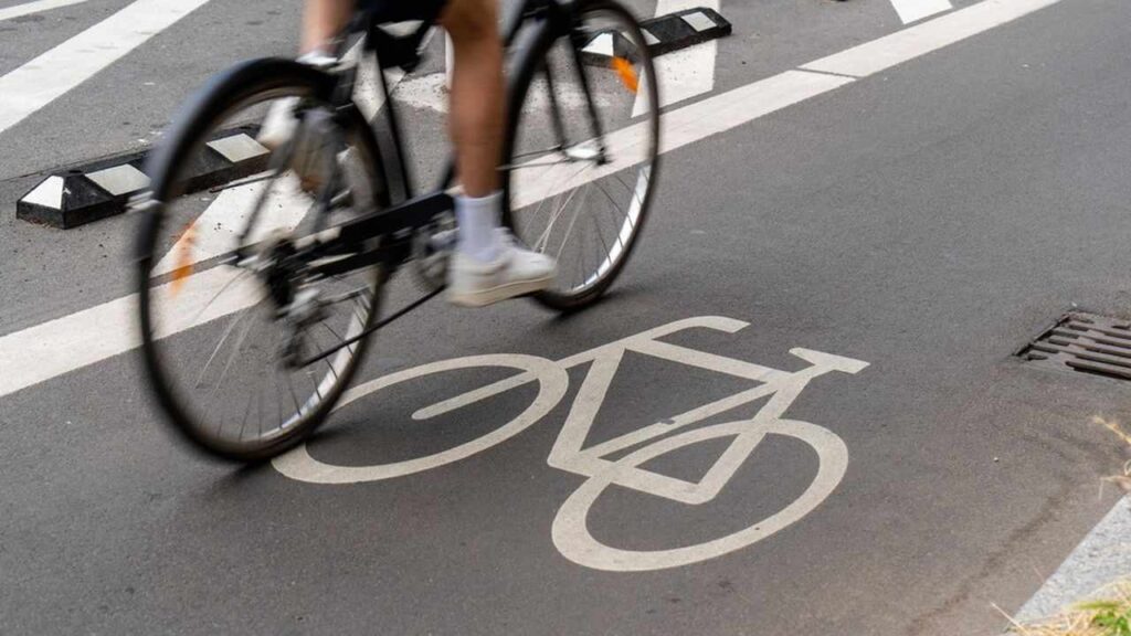 ciclista sulla pista ciclabile