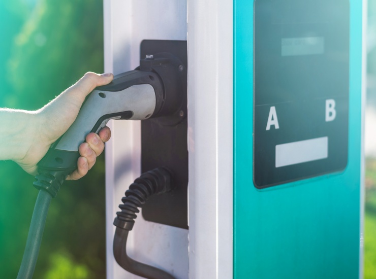 Colonnina di ricarica elettrica - fonte Freepik - mobilitasostenibile.it