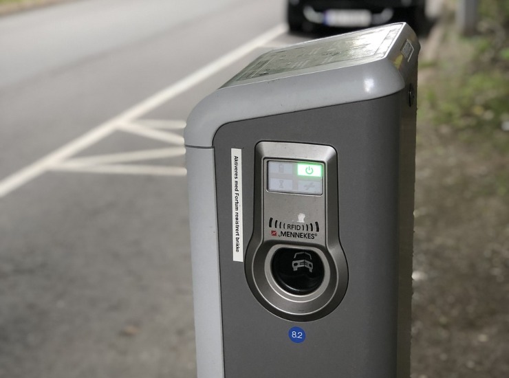 Colonnina di ricarica elettrica - fonte Pixabay - mobilitasostenibile.it