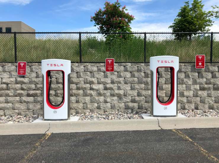 Colonnine ricarica Tesla - fonte Pexels - mobilitasostenibile.it