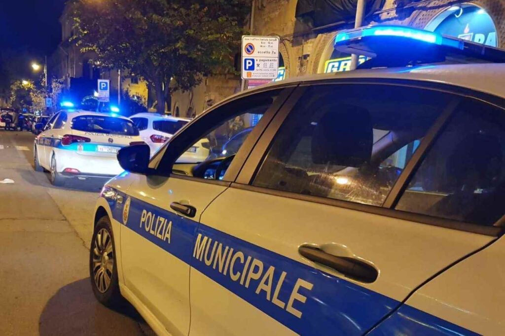 Pattuglie della polizia municipale in strada di notte