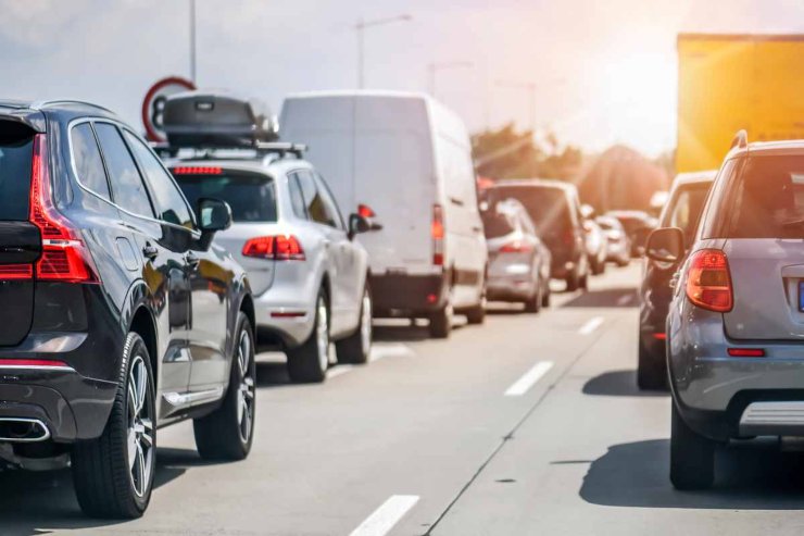 Coda in autostrada, veicoli in primo piano