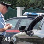 Carabiniere che controlla i documenti al posto di blocco