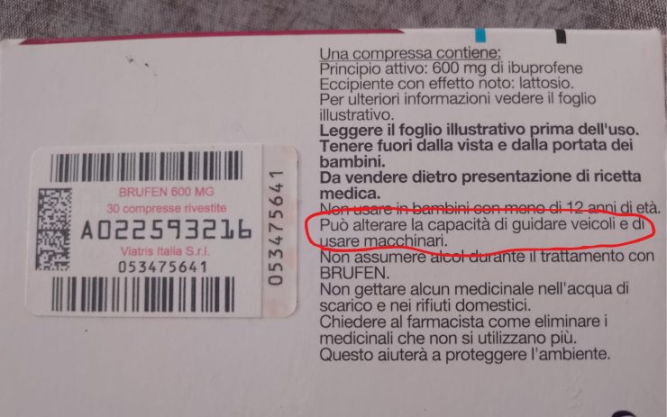 Retro scatola Nurofen dove viene spiegato che l'assunzione può alterare la capacità di guida