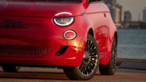 Fiat 500e - fonte Stellantis - mobilitasostenibile.it