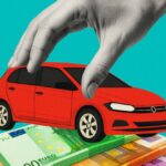 Illustrazione mano che prende un'auto sopra a banconote euro