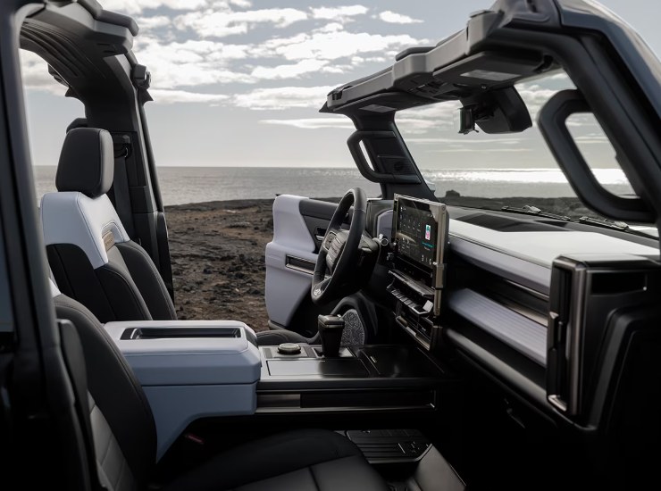 Gli interni della Hummer EV 3X - fonte Hummer - mobilitasostenibile.it