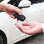 Due persone che si scambiano le chiavi dell'auto