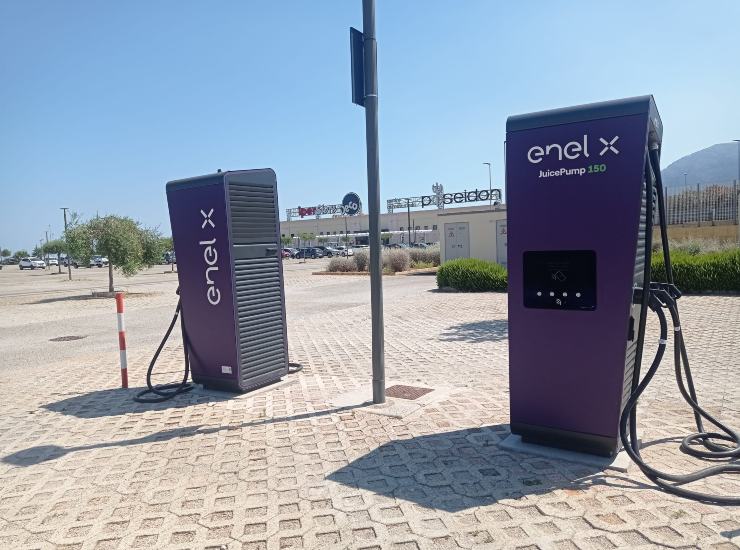Le colonnine di ricarica di Enel - fonte Facebook - mobilitasostenibile.it