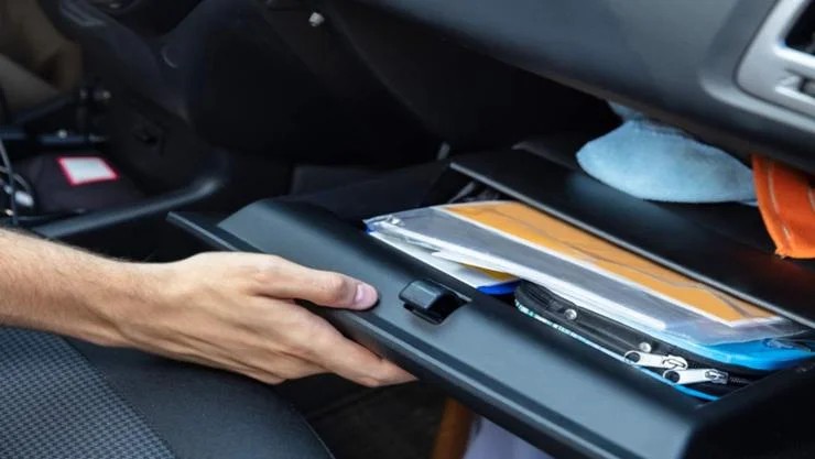 Libretto di circolazione sul cruscotto auto