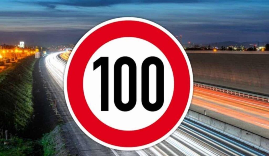 Cartello 100 km/h e sfondo autostrada