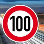 Cartello 100 km/h e sfondo autostrada