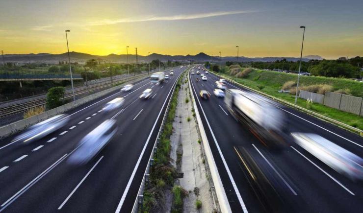 Autostrada e auto in movimento