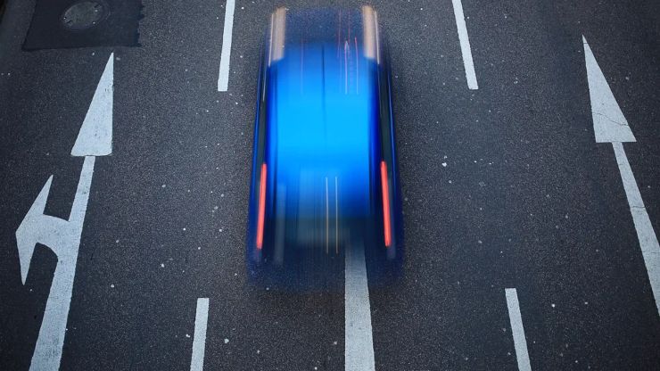 foto dall'alto con auto sfuocata in movimento