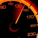 tachimetro rosso che segna oltre 130 km/h