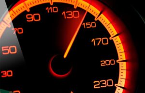 tachimetro rosso che segna oltre 130 km/h