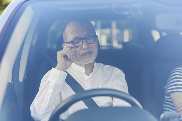 Uomo anziano triste al volante