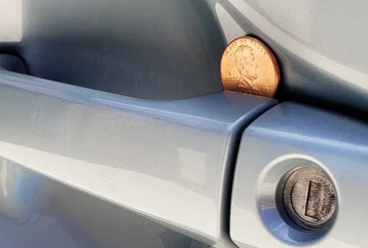 Moneta sulla maniglia dell'auto