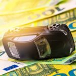 modellino auto ribaltata sopra banconote euro
