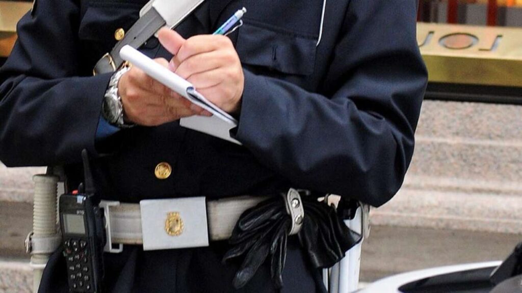 Vigile che scrive una sanzione